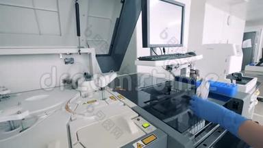 生物样品被装入一家<strong>制药厂</strong>的分析机器中。